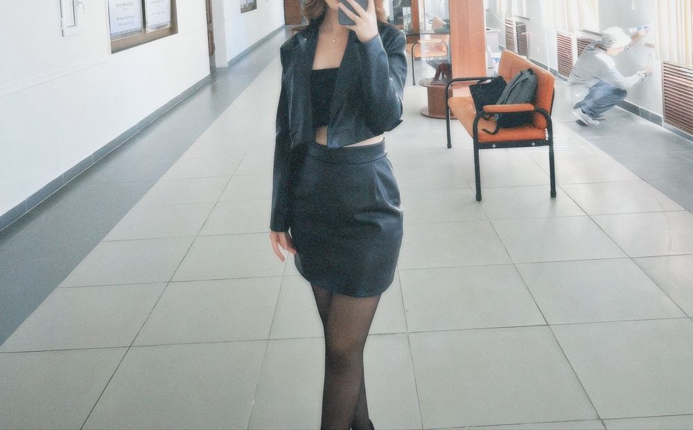 кожаная двойка отлично сидит на фигуре