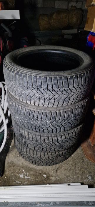 Продам зимний шины в хорошем состоянии,