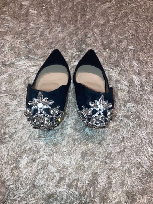 Vând pantofi negri cu broșă argintie