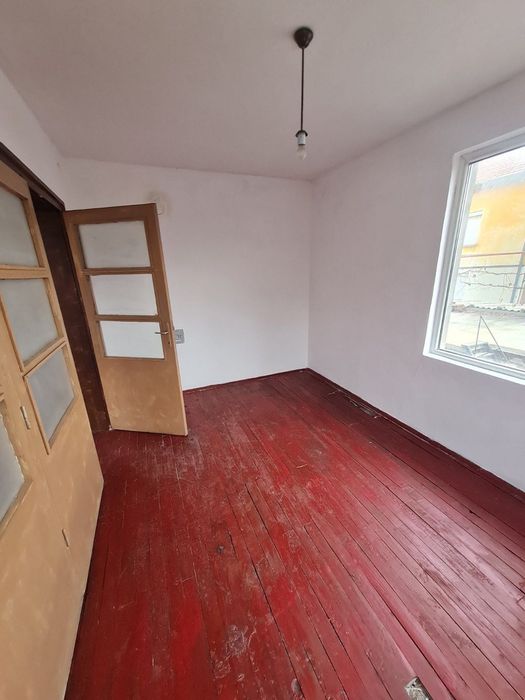 Продавам етаж от къща в Кюстендил Център