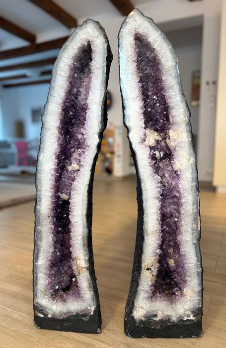 De vânzare pereche unică de geode de ametist - 85 kg -