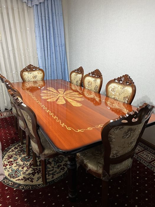 Продается большой стол с 8 стульями