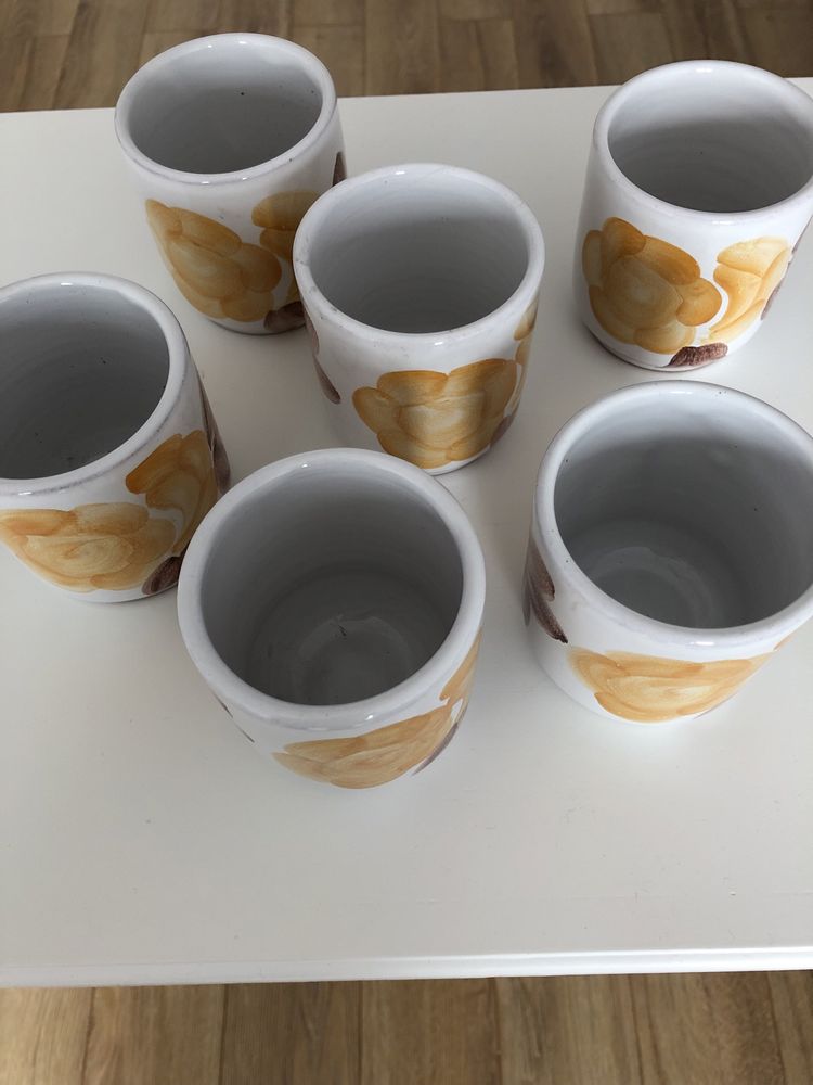 Керамични чаши и чинии
