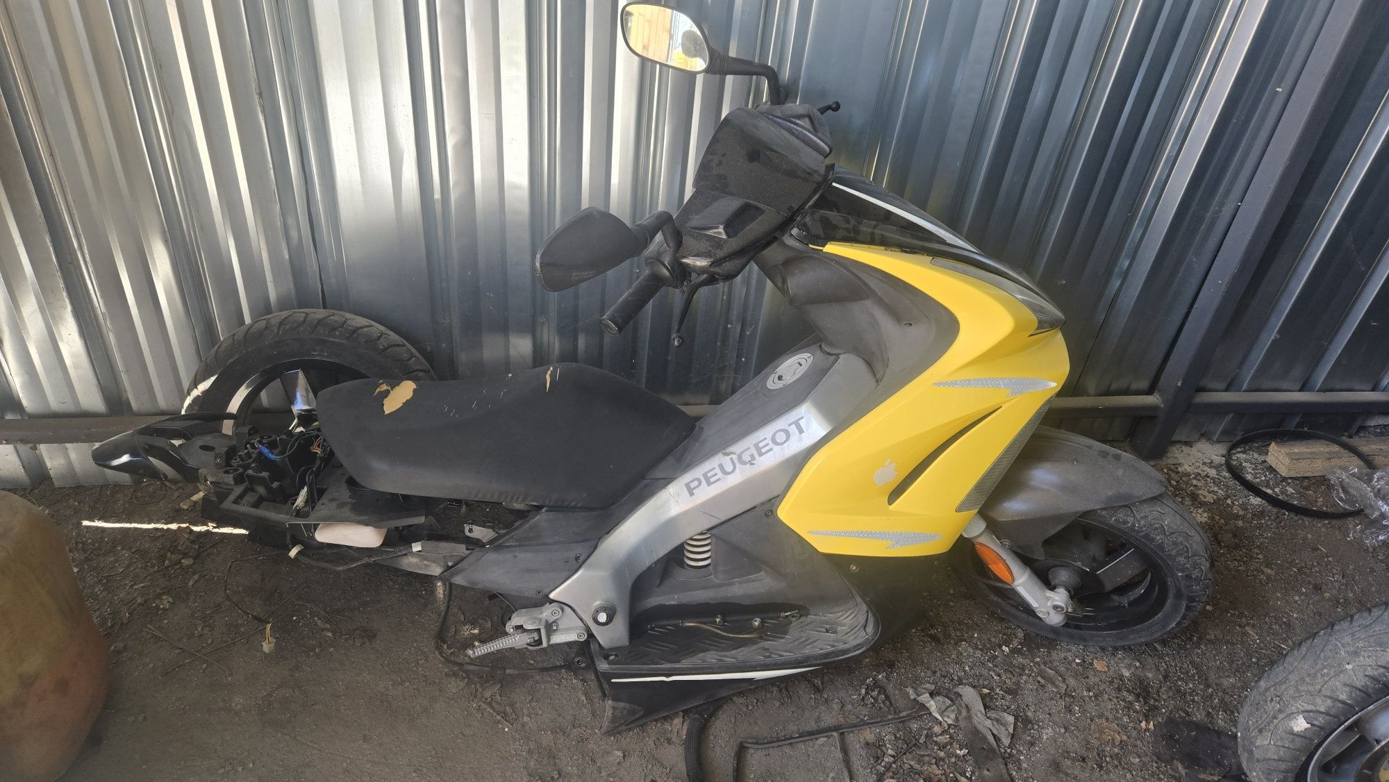 Продават49 и 150 куб piaggio. peugeot на части