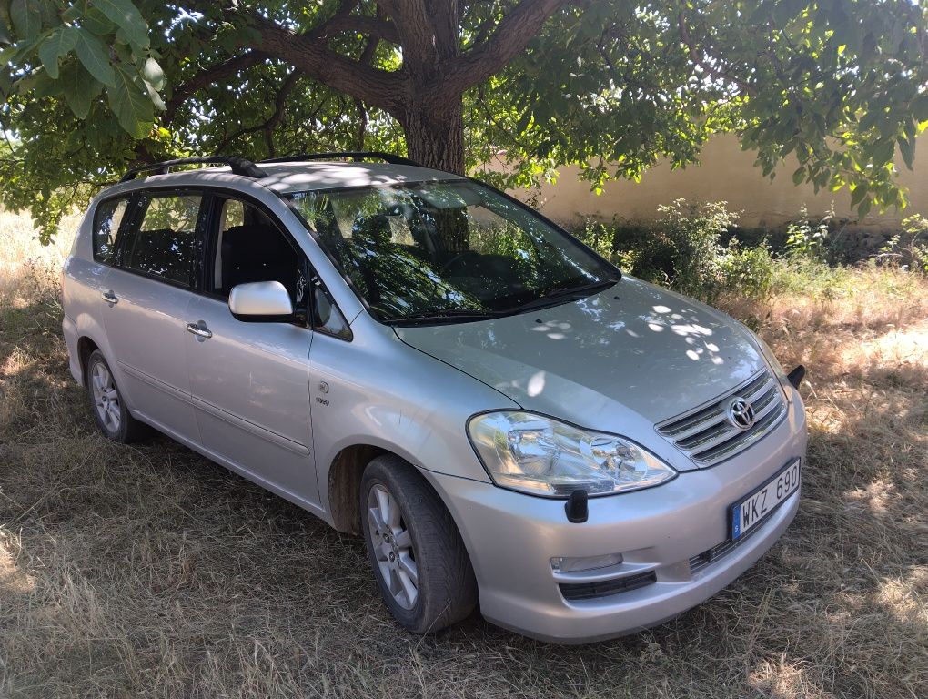 Тойота Авенсис Версо 2000 бензин facelift
