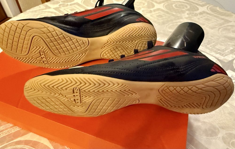Спортни / футболни обувки ADIDAS + 2 корѝ подарък