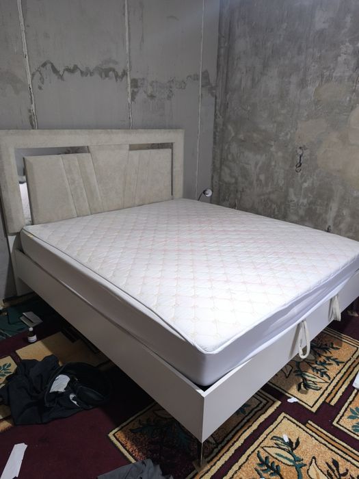 Двухсапльный кровать 1.8х2 м с матрасом