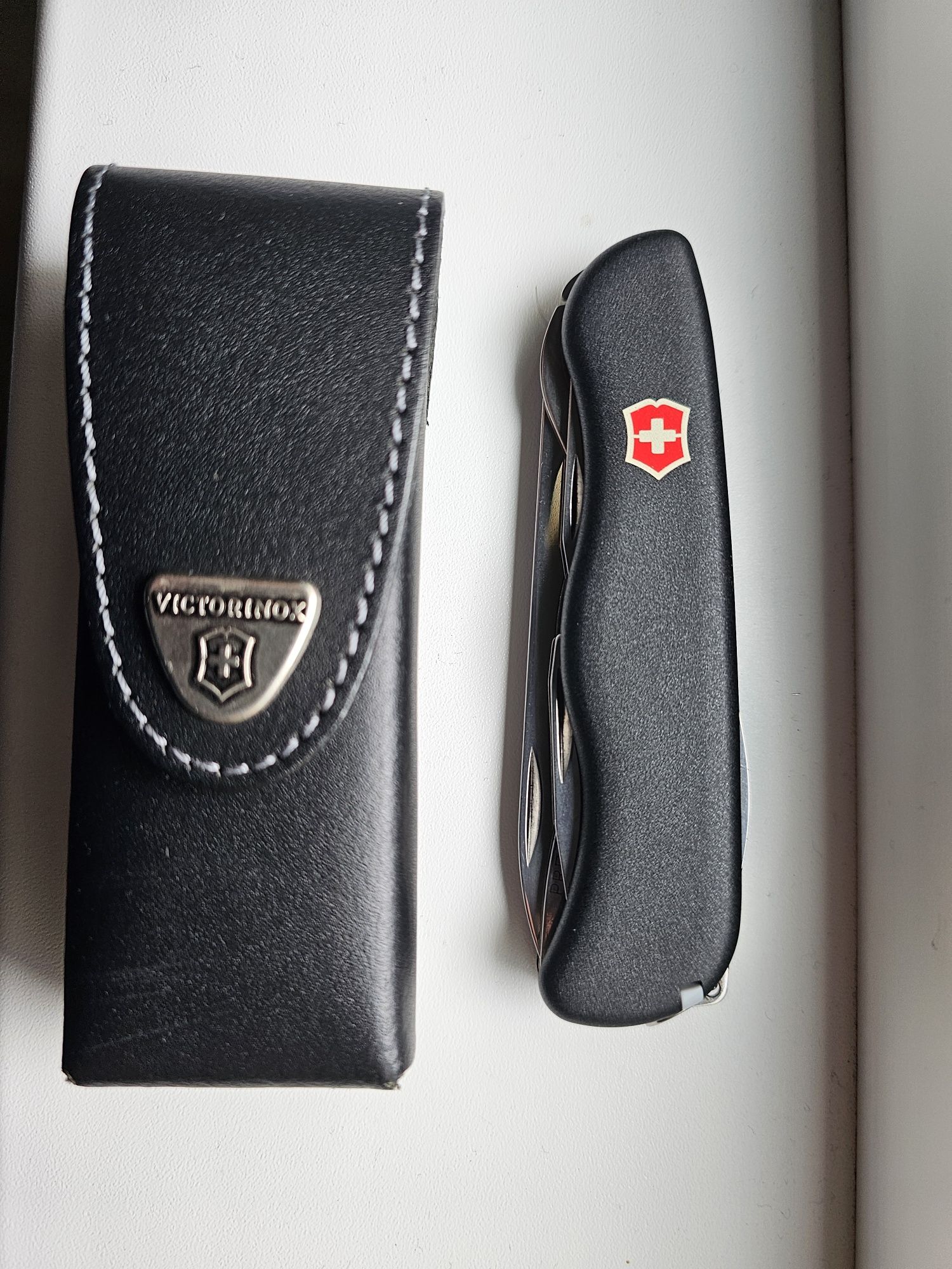 Ново швейцарско ножче Victorinox + подарък нов оригинален кожен калъф