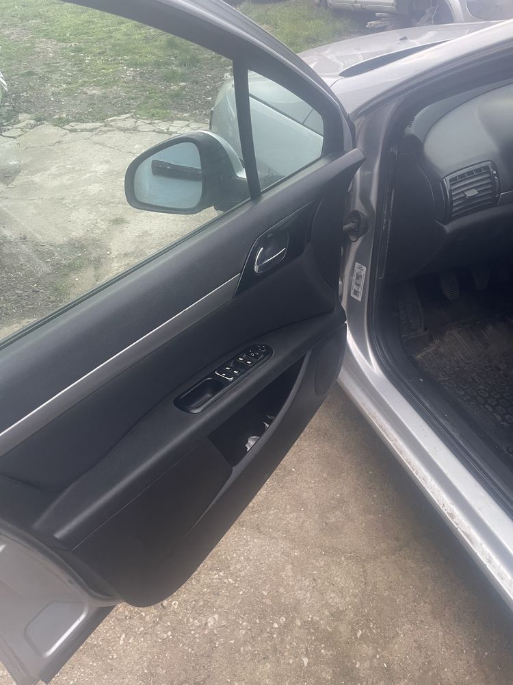 Dezmembrez peugeot 407