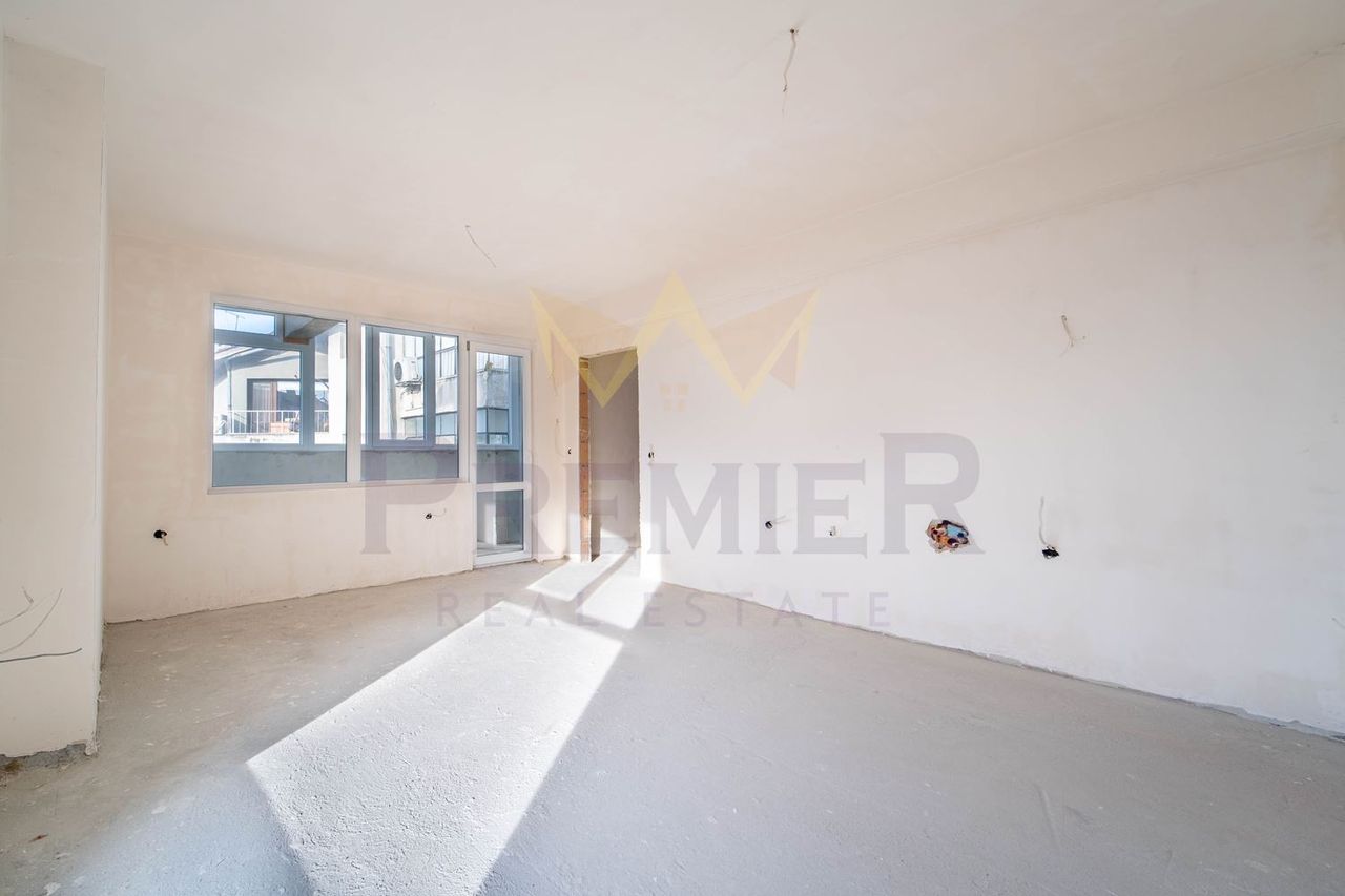 Продава се Тристаен апартамент в Варна, Център - 104 кв.м за 1347 €/кв.м - Снимка #1