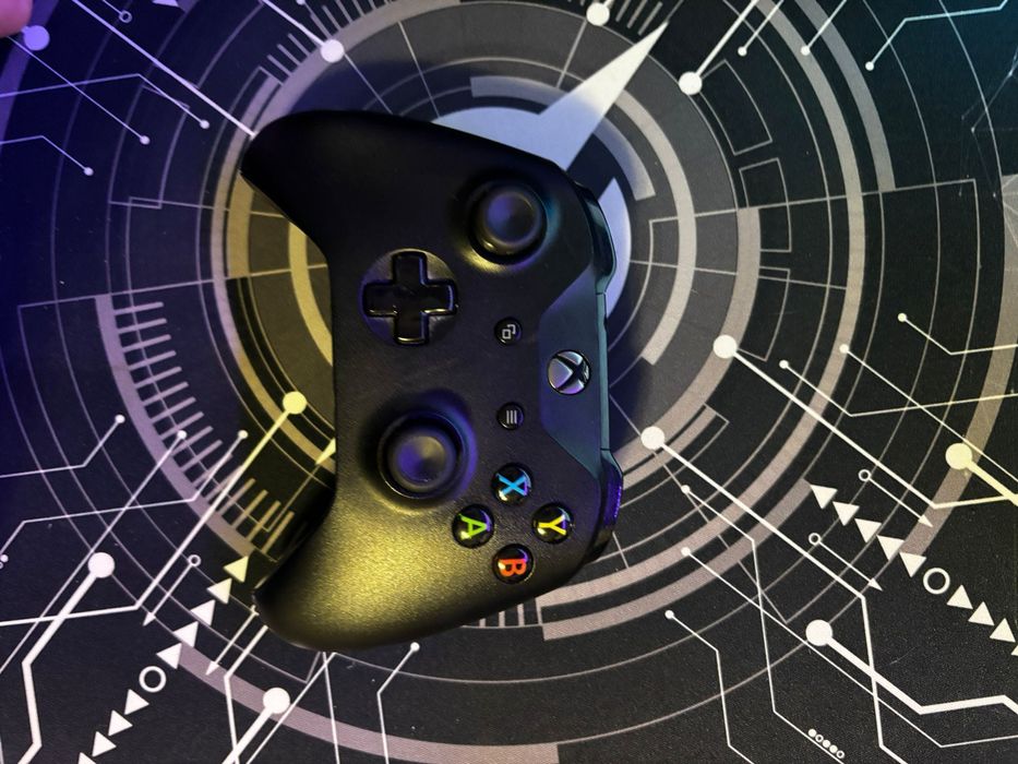 Xbox one x 1tb spațiu  2 controlere fără fir