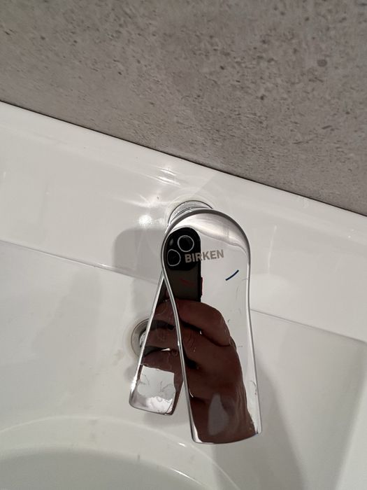 Vand lavoar cu masca si baterie Birken noua