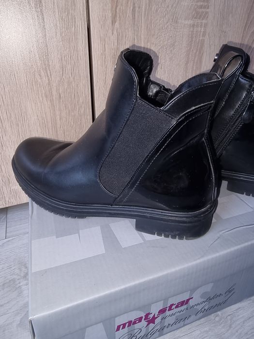 Черни ниски боти кожа и лак