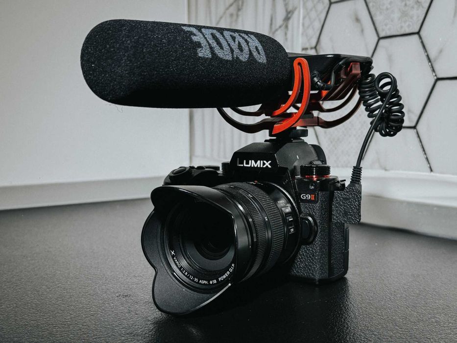 Vând LUMIX G9 II + 12-35mm f/2.8 + Sigma 56mm f/1.4 + microfon Rode