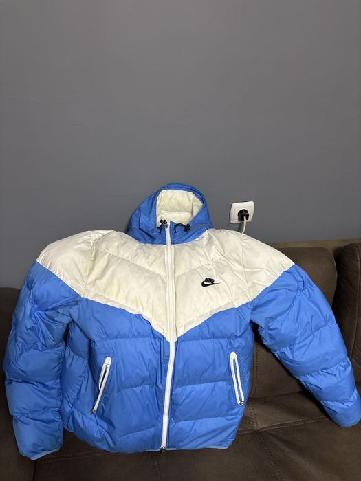 Яке найк синьо бял цвят
