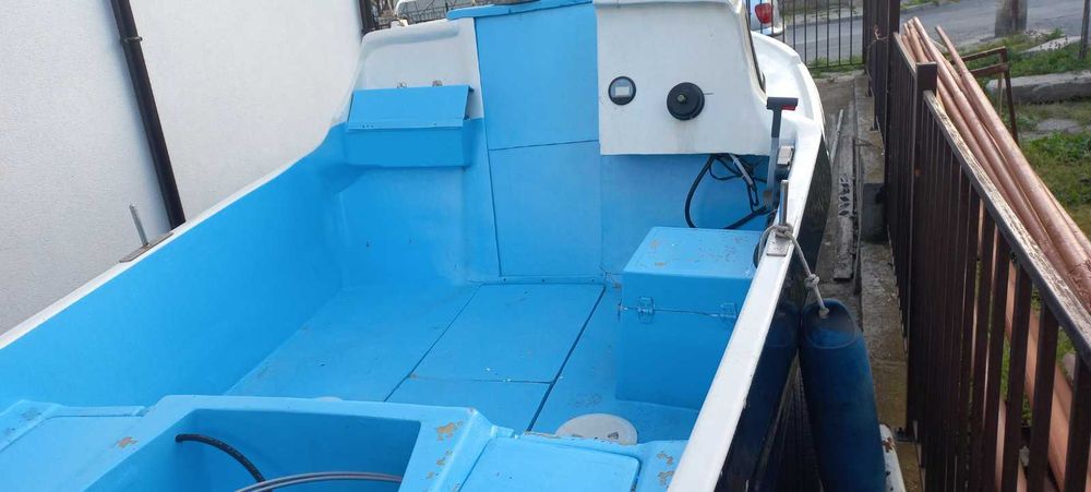 Лодка Кормуран с двигател