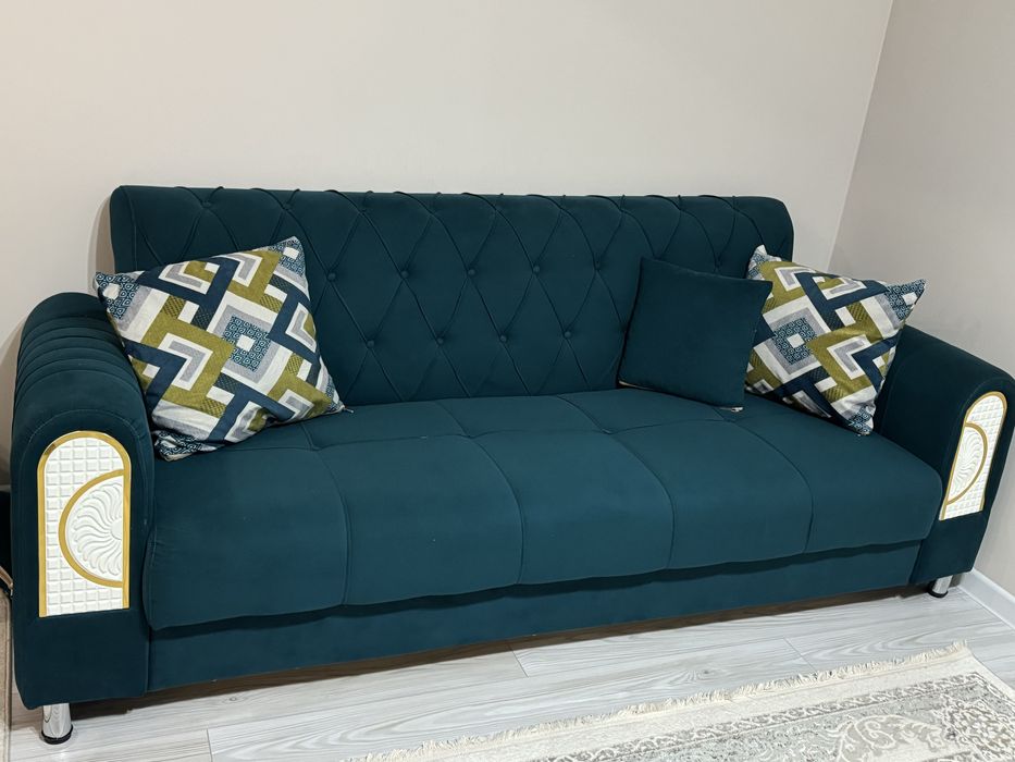 Зелёный диван в хорошем состоянии, раскладной