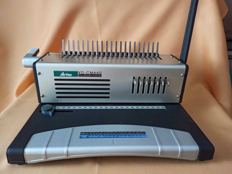 Aparat profesional ARTTER de perforat & indosariat cu șină din plastic