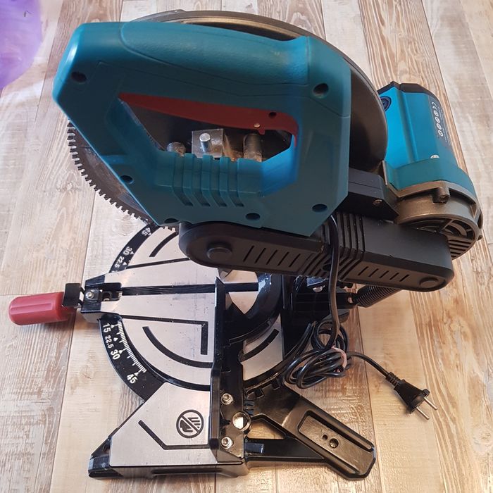 Продаётся торцовочная пила