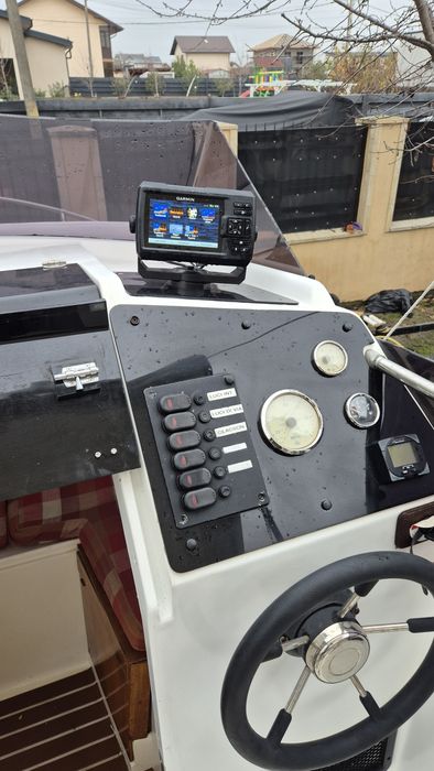 Vand barca semicabinata 5.5 m lungime