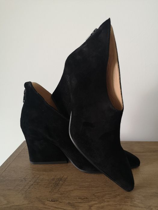 Vând pantofi de piele întoarsă