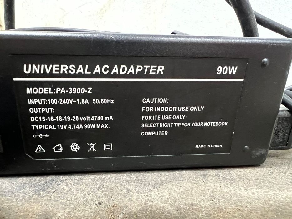 Încărcător universal laptop
