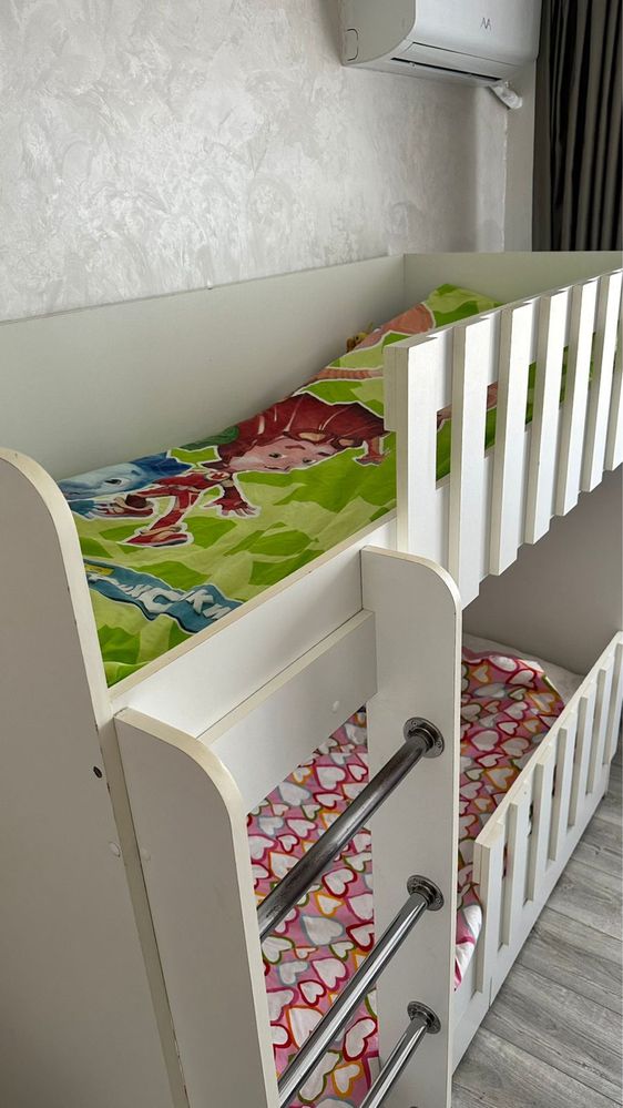 Двухьяростная кровать детская, с лестницей и полками