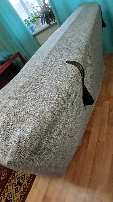 Диван с чехлом и два кресла