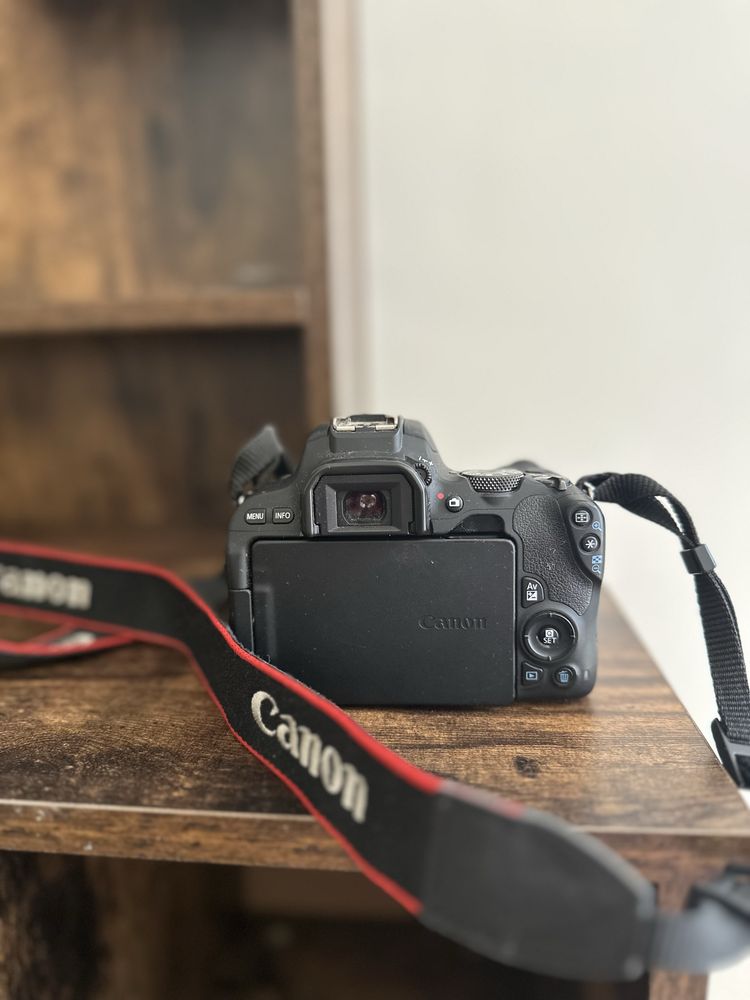 Canon EOS 200 D комплект