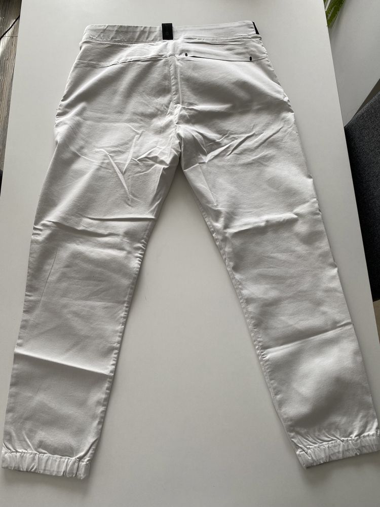 Бял панталон ZARA, Размер L (32), нов, неносен