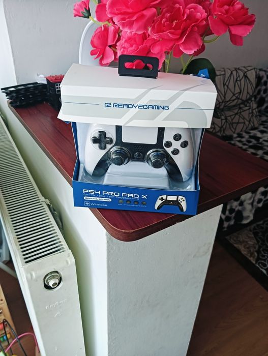 Vând PS 4 pro pad X
