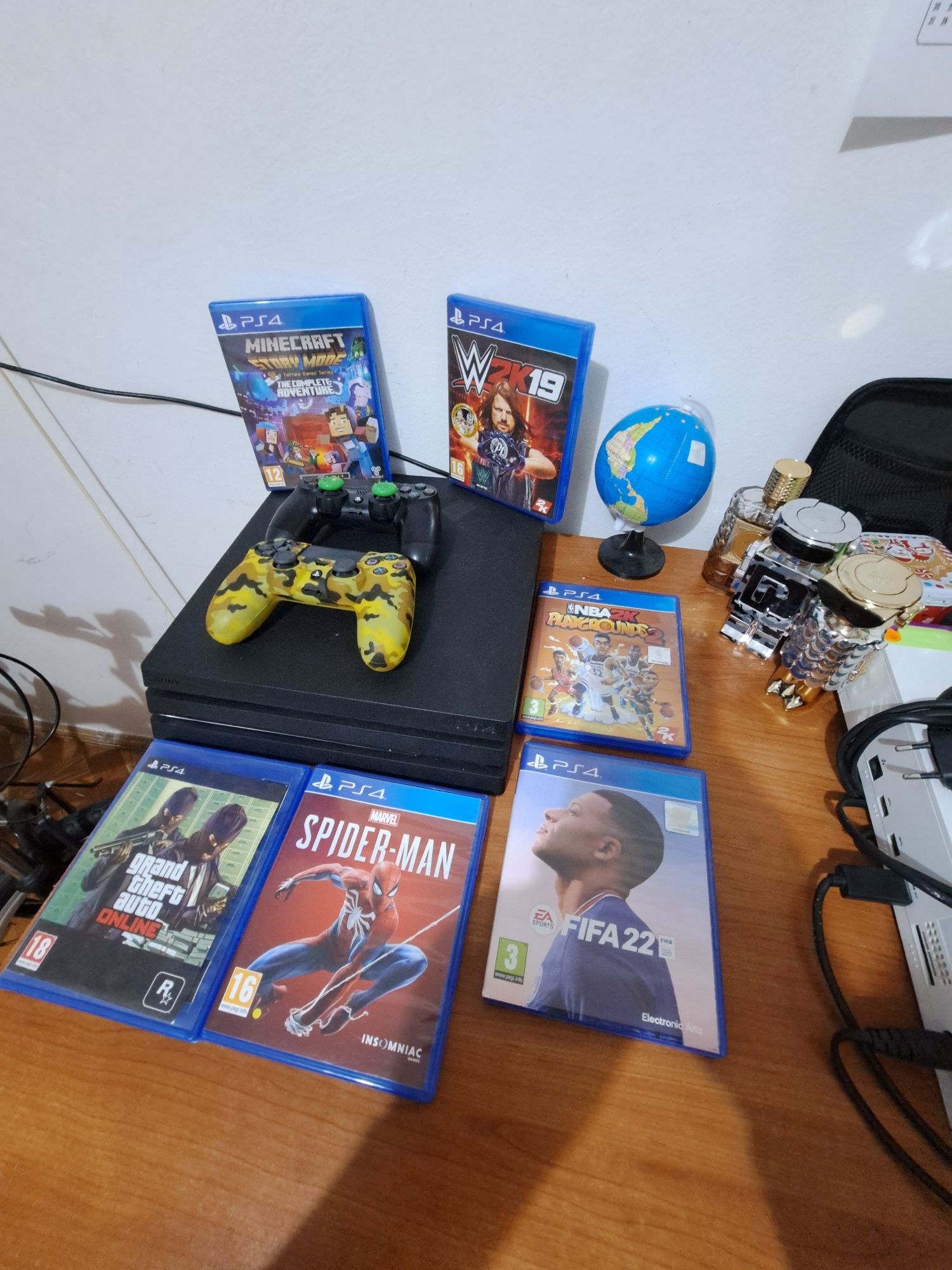 Vând PS4 Pro 1TB