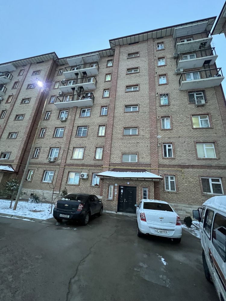 Uy sotiladi 3 xonali gʻishtdan qurilgan