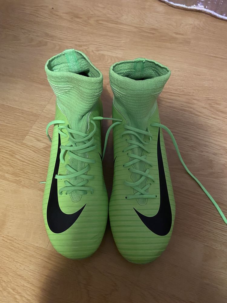 Vând ghete de fotbal Nike mercurial superfly