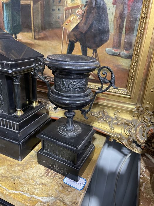 Ceas mecanic de semineu din marmura cu doua sfeșnice