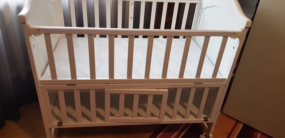 Patut Bebe Lemn,Alb, Saltea Cocos,Cadou Carusel cu muzica si proiectie