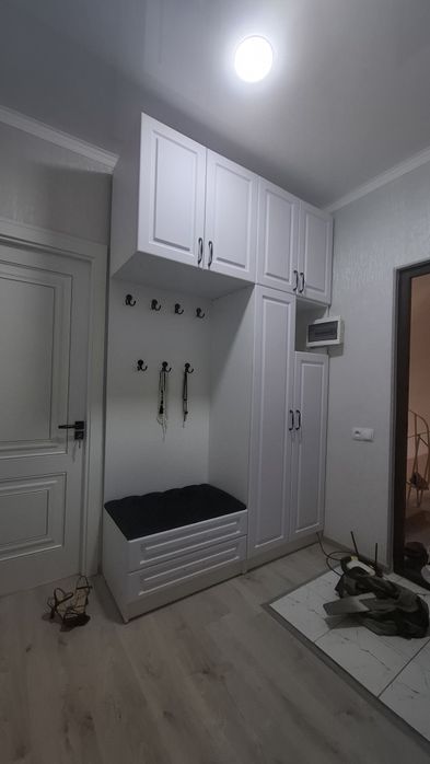 Мебельщик, плотник, сборка и разборка мебели, изготовление мебели.