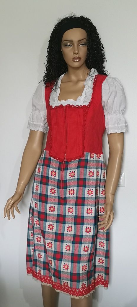 Dirndl rochie traditionala bavareza in carouri