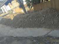 Tuproq va beton parchalari bor