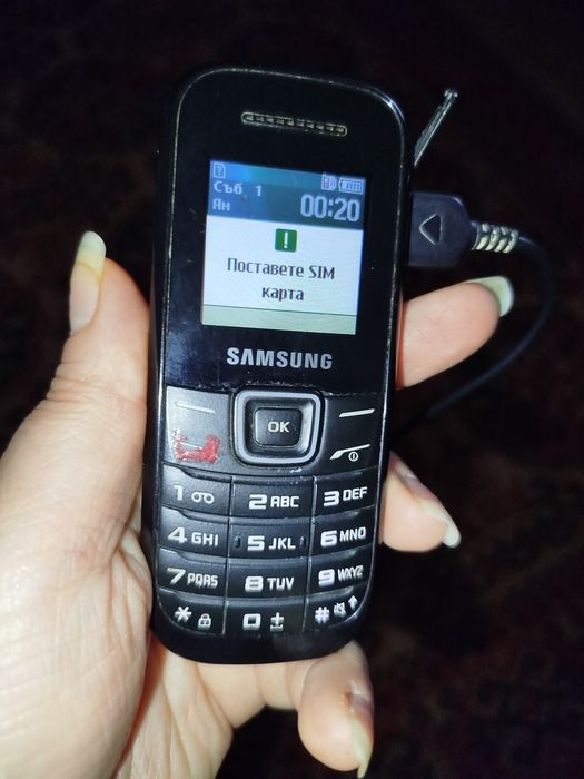 Телефон Samsung със зарядно.