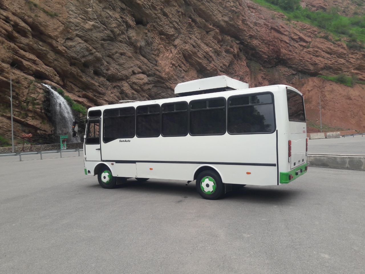 Isuzu avtobus.            .