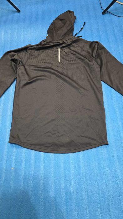 Bluza cu gluga diferite sporturi foarte confortabila