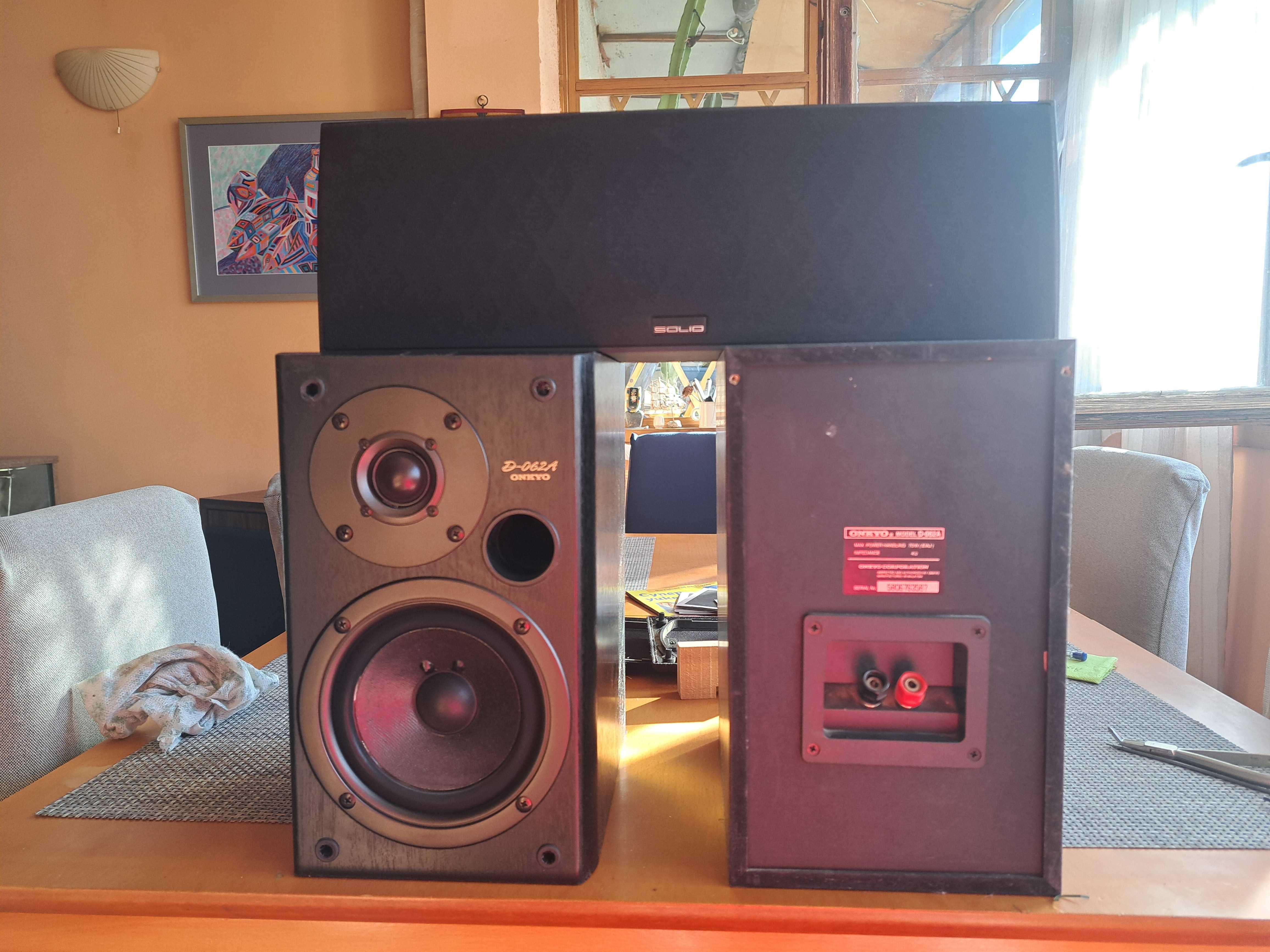 Тонколони Onkyo и център за домашно кино Solid.
