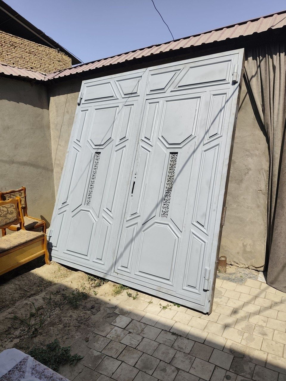 Darvoza sotiladi 2.7ga 2.4