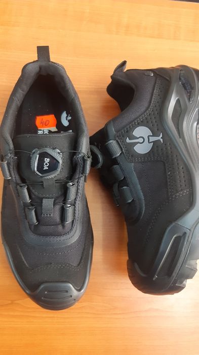 Vând adidași strauss