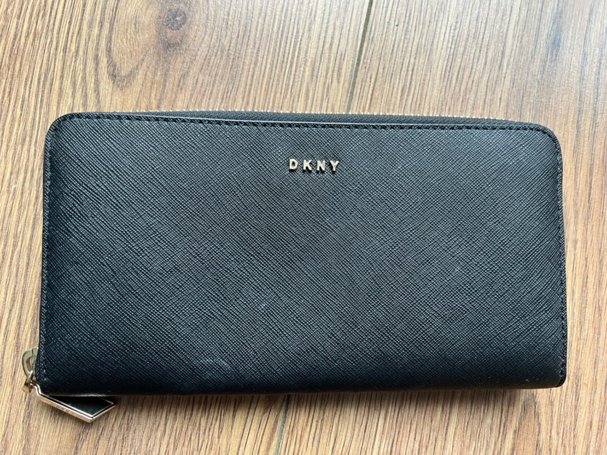 Портмонета DKNY, закупени от Англия
