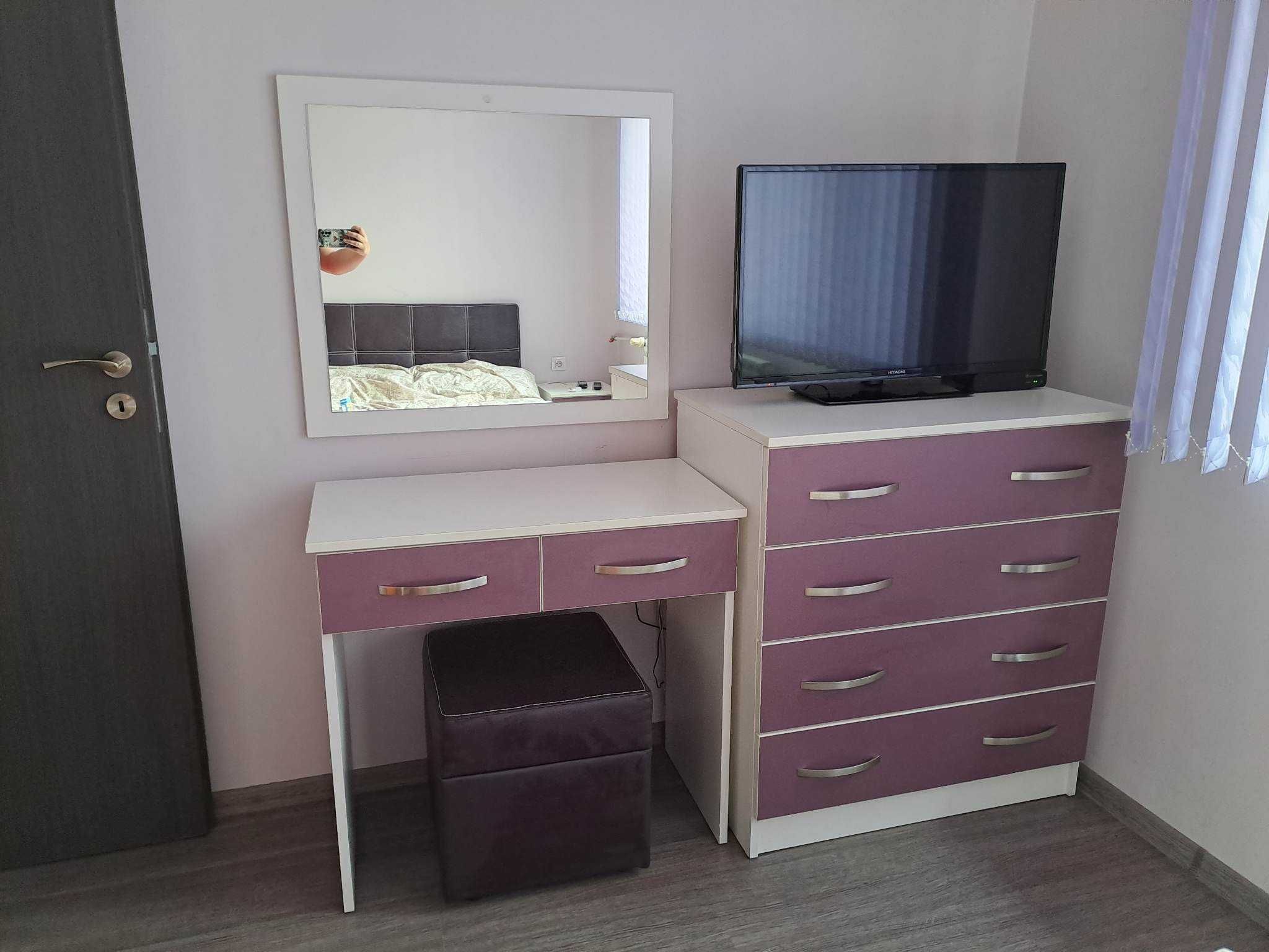 Мебели за спалня:Спалня,скрин,тоалетка,табуретка,шкафче,огледало