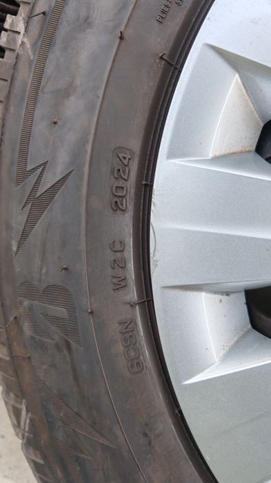 Jante de tablă 195 65 15 cu anvelope iarnă Bridgestone Blizzak