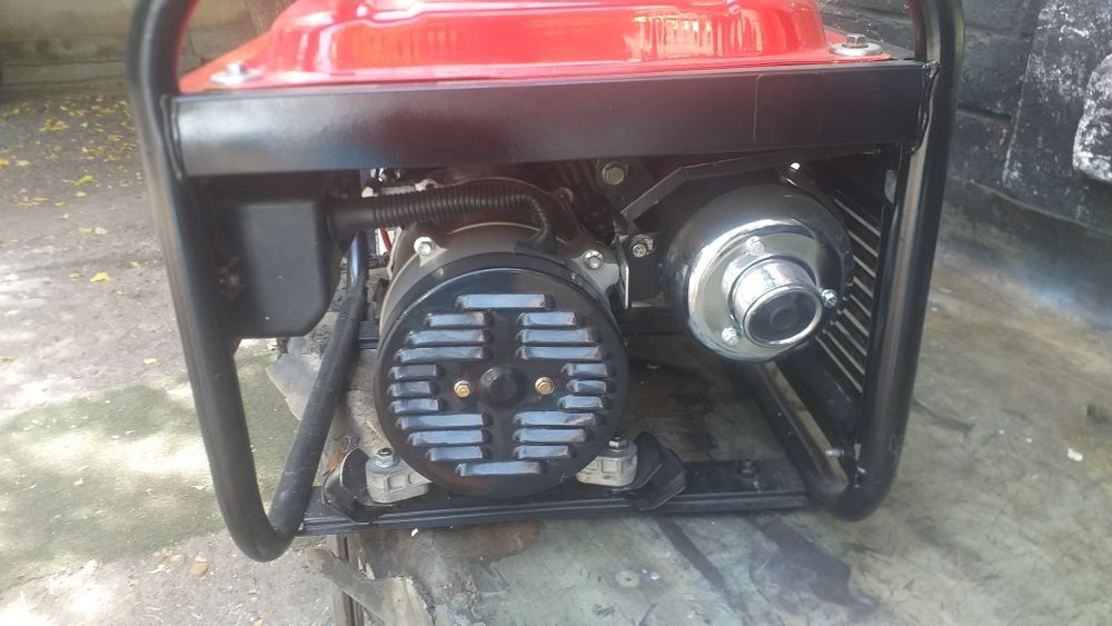 Vand 2 generatoare curent pe benzina