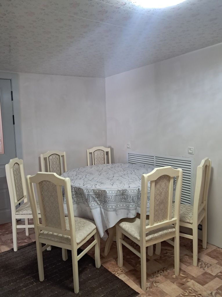 Круглый стол и стулья